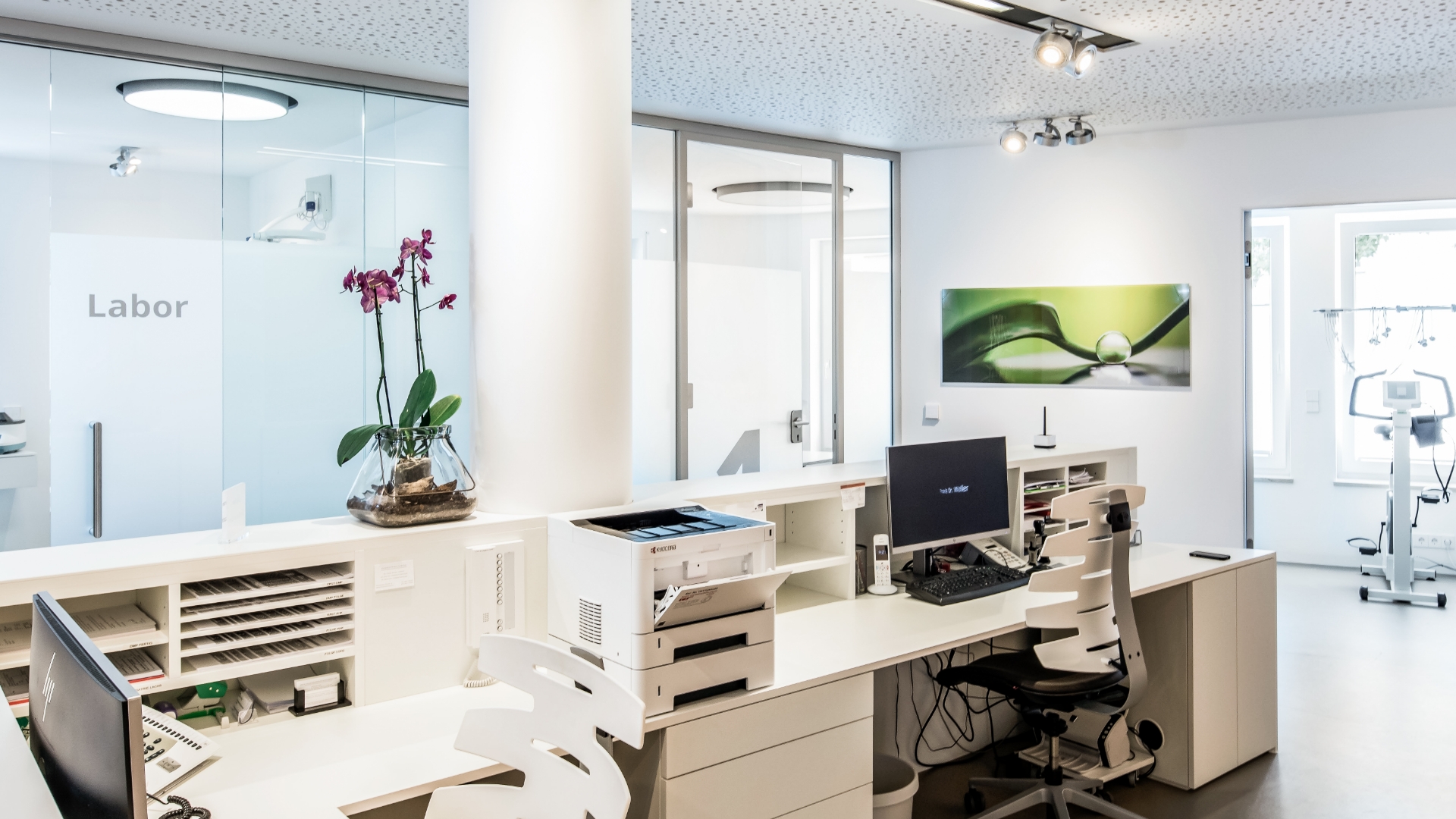 Blick hinter den Empfangstresen einer hausärztlichen Praxis