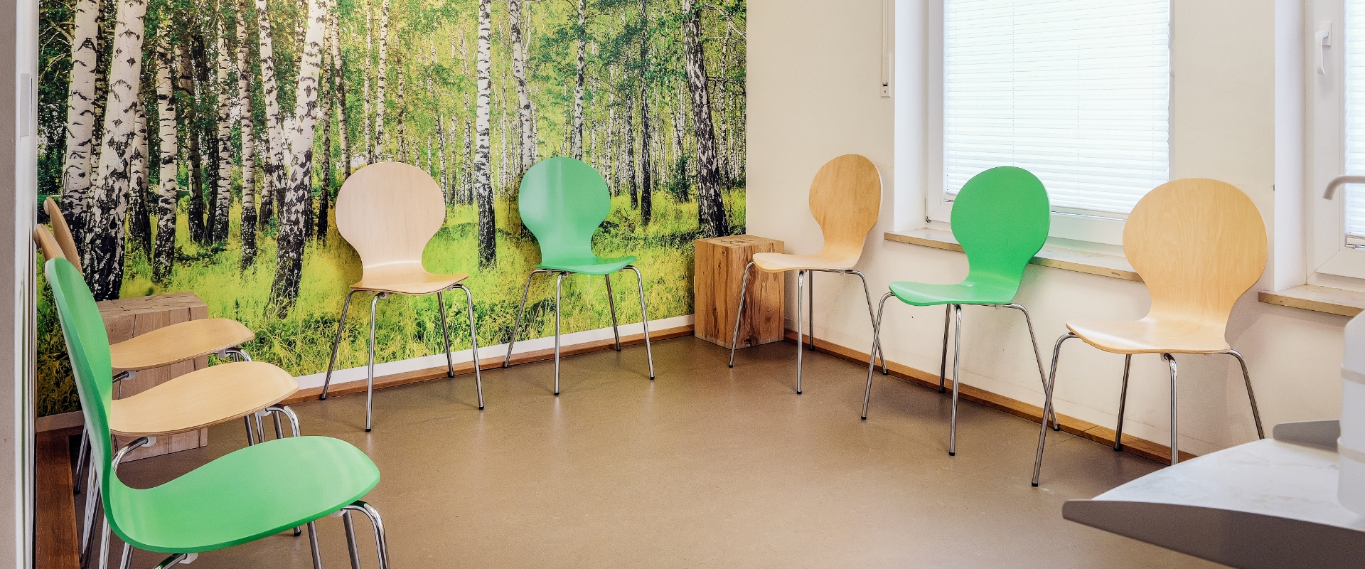 Blick in den Eingangsbereich mit Garderobe und Wartezimmer einer Praxis 